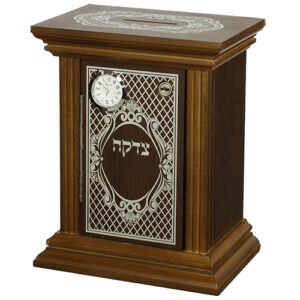 קופת צדקה עיטורים מהודרת מעץ. בגודל 27*15 ס"מ כולל מנעול