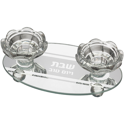 מגש זכוכית מהודר עם שני פמוטים בעיצוב פרחוני קלאסי, נועד להאיר את שולחן השבת בהדר ובחגיגיות. על המגש חקוקה הכתובת "שבת ויום טוב" באותיות כסופות מרהיבות. שילוב מושלם של אלגנטיות ופונקציונליות, מתנה נהדרת לכל בית יהודי.