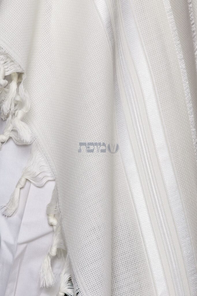 טלית למנצח צבע לבן מבריק